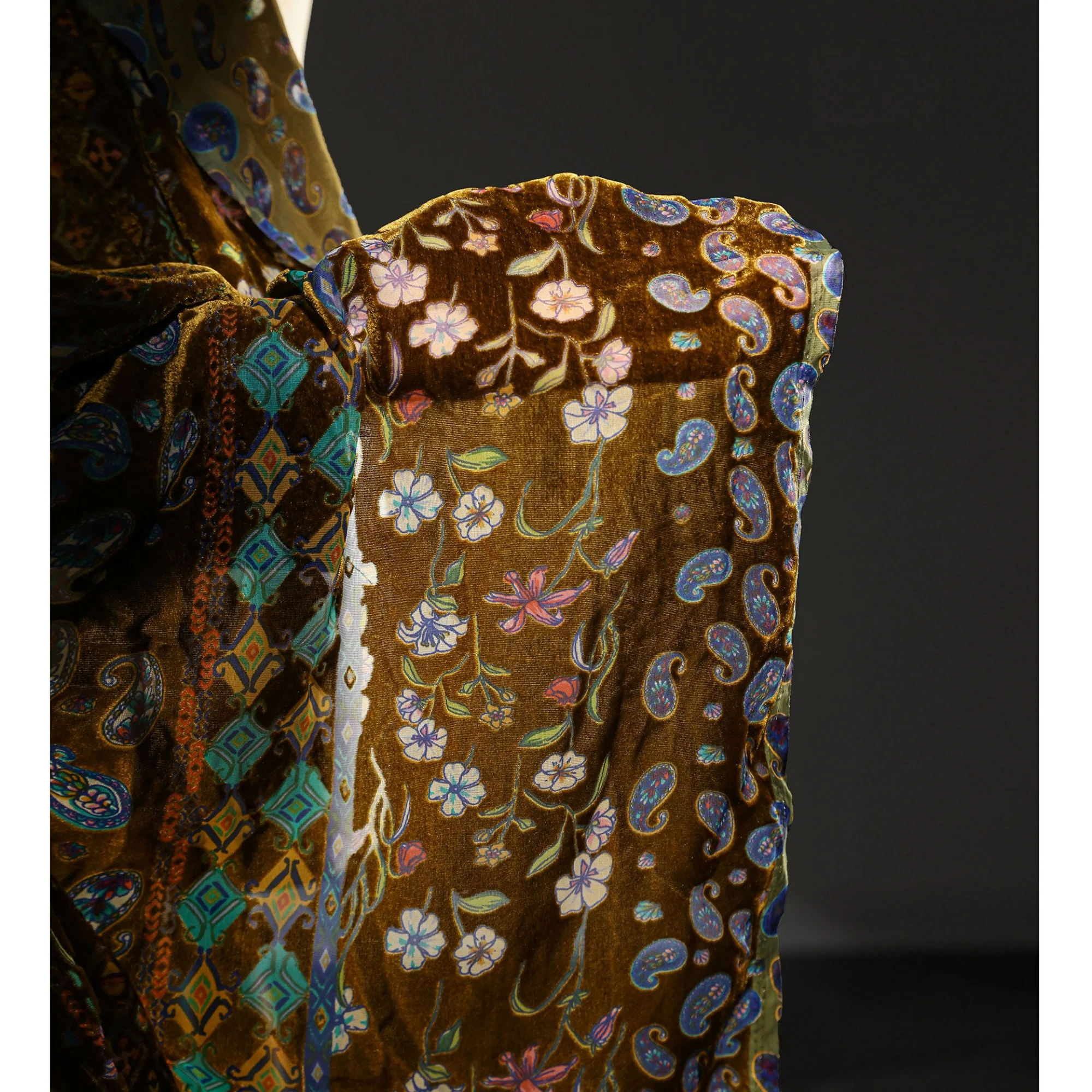 05メートルのレトロ調アート柄、3dフロッキング加工を施した、薄くて透明感のある肌触りの良い生地。手芸や裁縫に最適なdiyスカートや衣料品の生地。