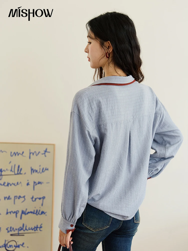 เสื้อเชิ้ต MISHOW ลายทางสำหรับผู้หญิง ฤดูใบไม้ร่วง 2025 สีน้ำเงินแดงตัดต่อสีตัดกัน เสื้อเชิ้ตปกหลวมสไตล์เรโทรสำหรับใส่ไปทำงาน รุ่น MXE46C2405