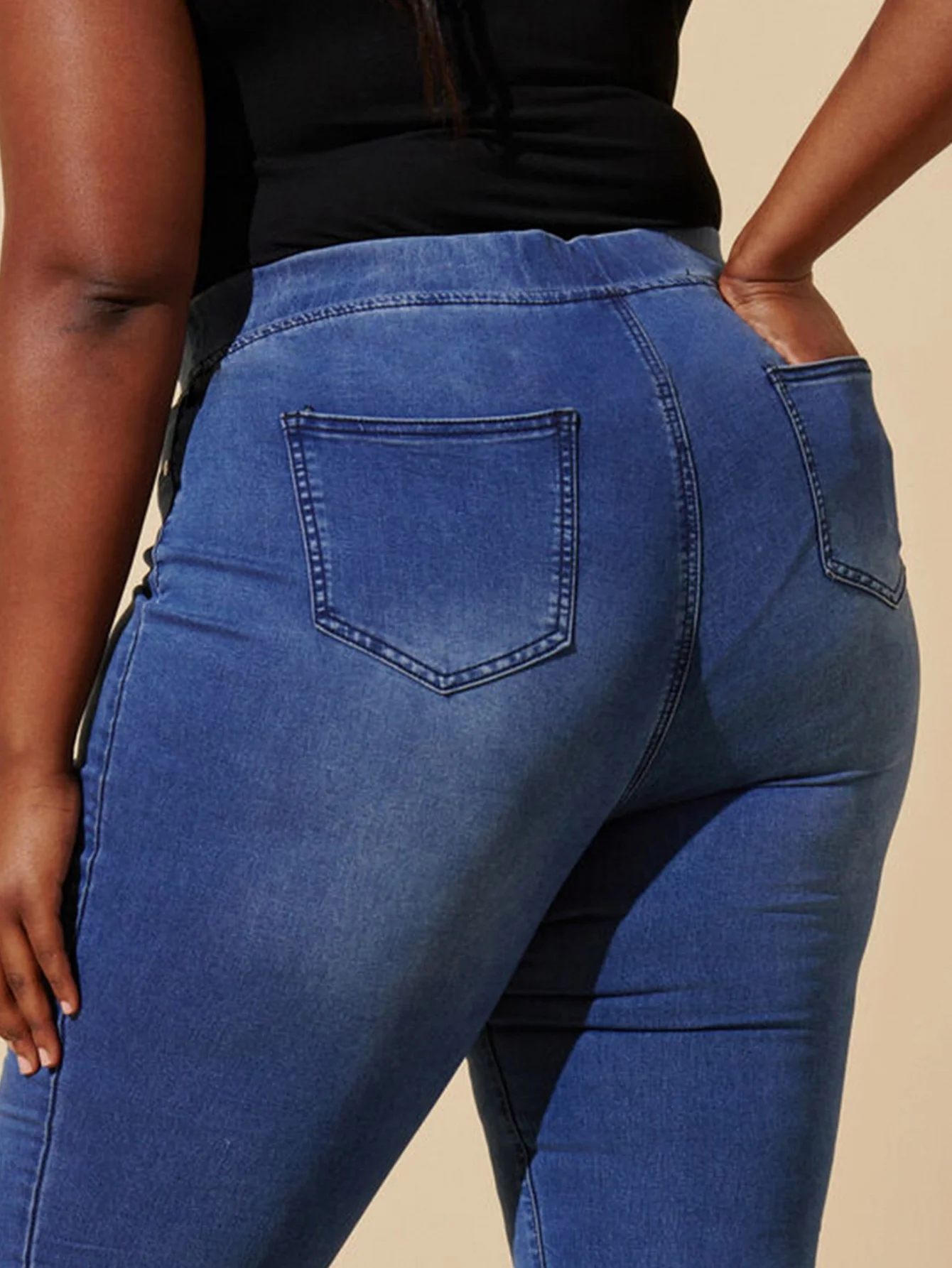 Dżinsy plus size, codzienne, elastyczne, z niebieskiego denimu, z gumką w pasie, o długości cropped, odpowiednie dla kobiet w okresie wakacji.