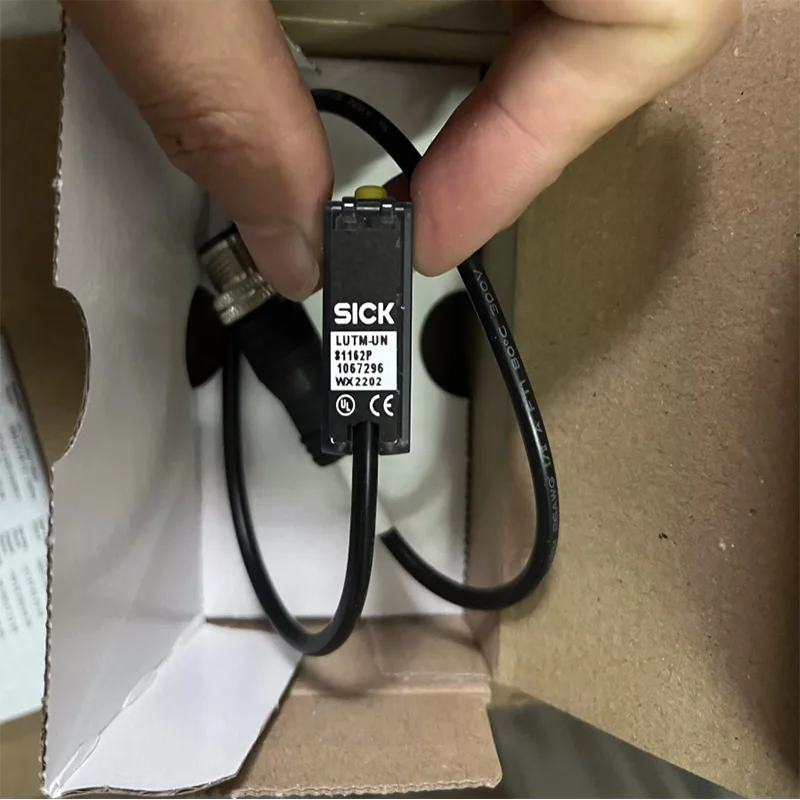 Original SICK Fluorescent Sensor LUTM-UN81162P LUTM-UP81162P