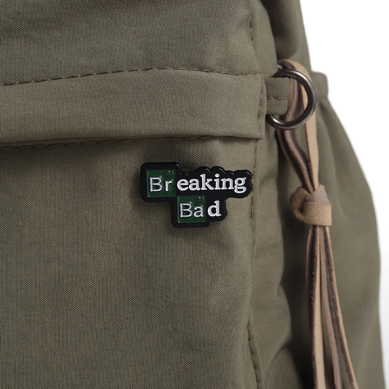 Klasyczne przypinki do ubrań z motywami filmowymi, postać z kreskówki Walter White Breaking Bad, emaliowana broszka z literami, ozdoba na ubranie, biżuteria na prezent.