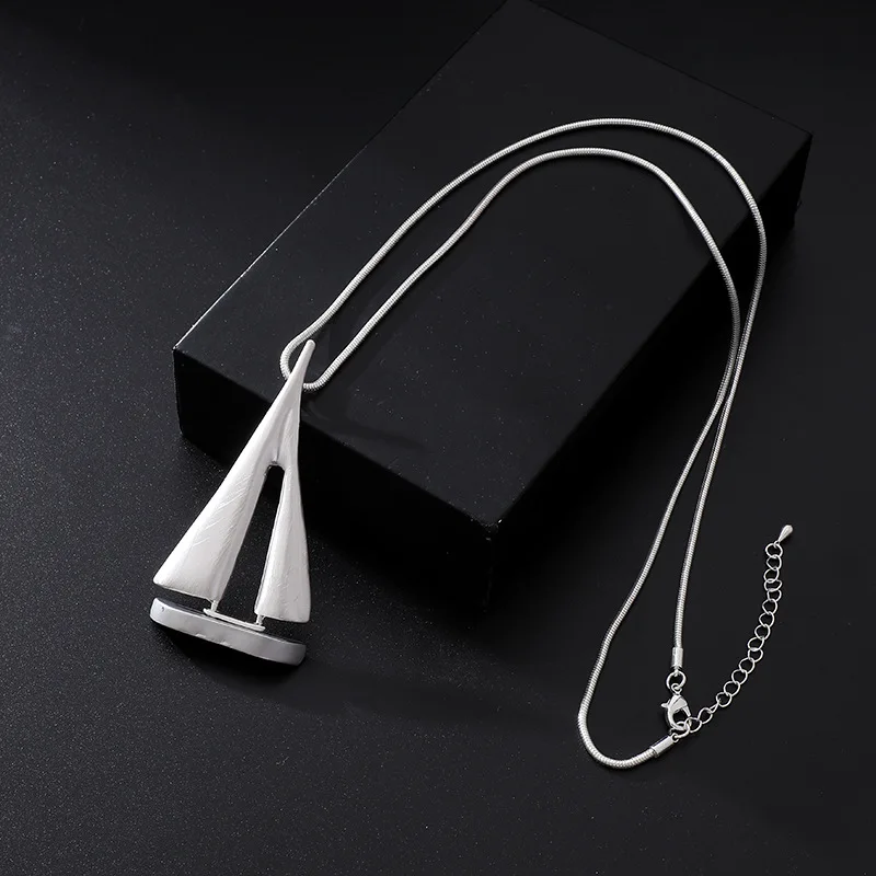 Hot-selling European and American high-end trendy design sailing alloy pendant women's long necklace