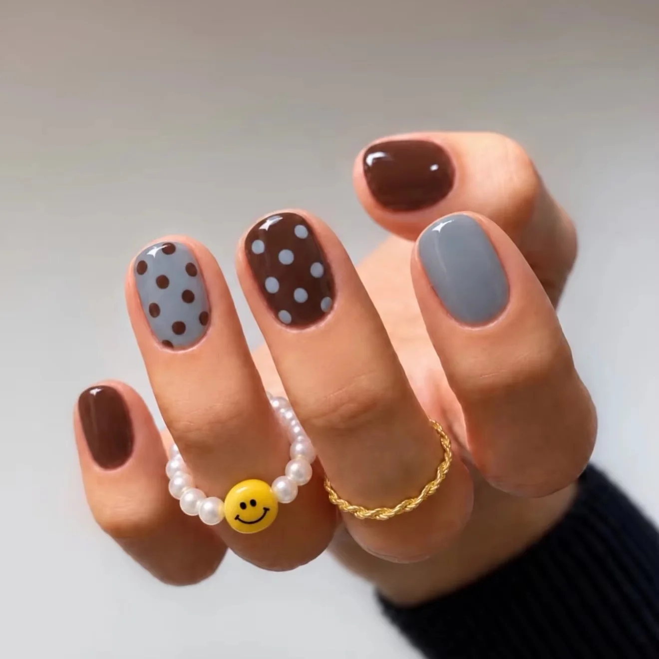Faux ongles courts carrés marron gris à presser, faux ongles rétro à pois, faux ongles minimalistes de couleur unie réutilisables pour femmes, usage quotidien