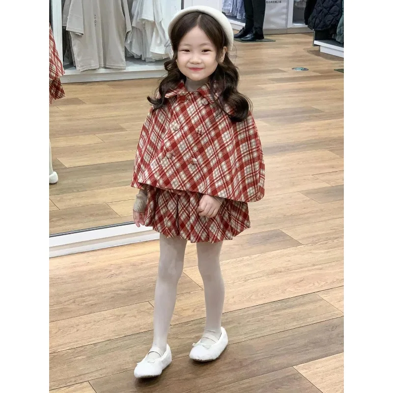 ملابس الأطفال الكورية 2025 الخريف والشتاء جديد الأحمر منقوشة الصوفية دعوى الفتيات سترة الرأس سميكة مطوي تنورة العصرية