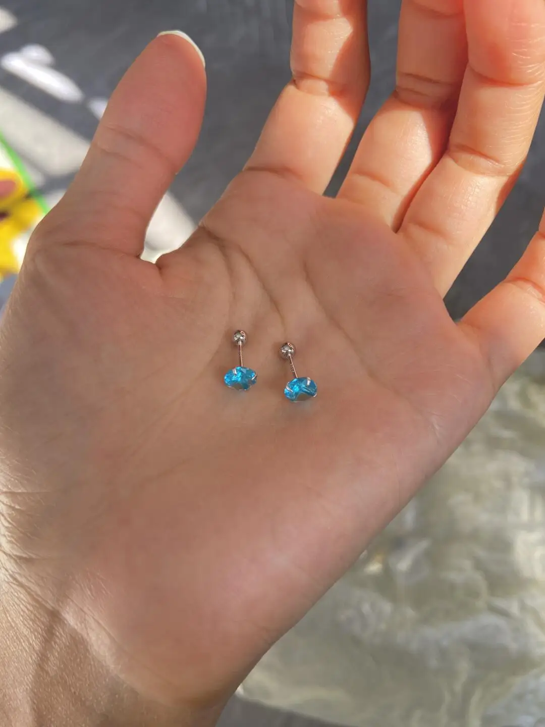デザイナースタイルアイスブルージルコンイヤリングファッショナブルな多用途ライト高級小さなニッチデザインセンセーションイヤリングアクセサリー
