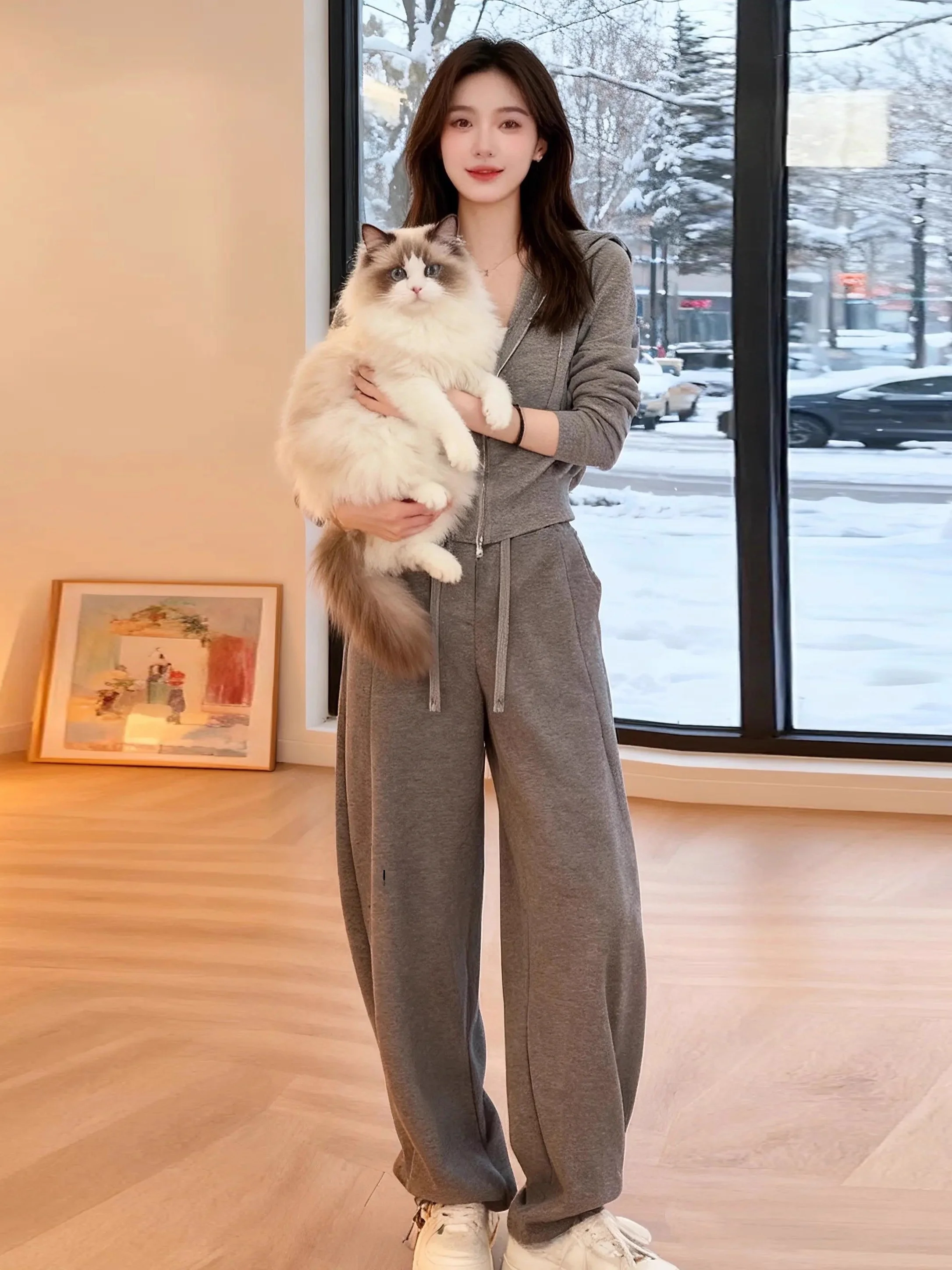 

Модный женский зимний спортивный костюм в корейском стиле: повседневные брюки с широкими штанинами на флисовой подкладке и серый худи-куртка (комплект из двух предметов)