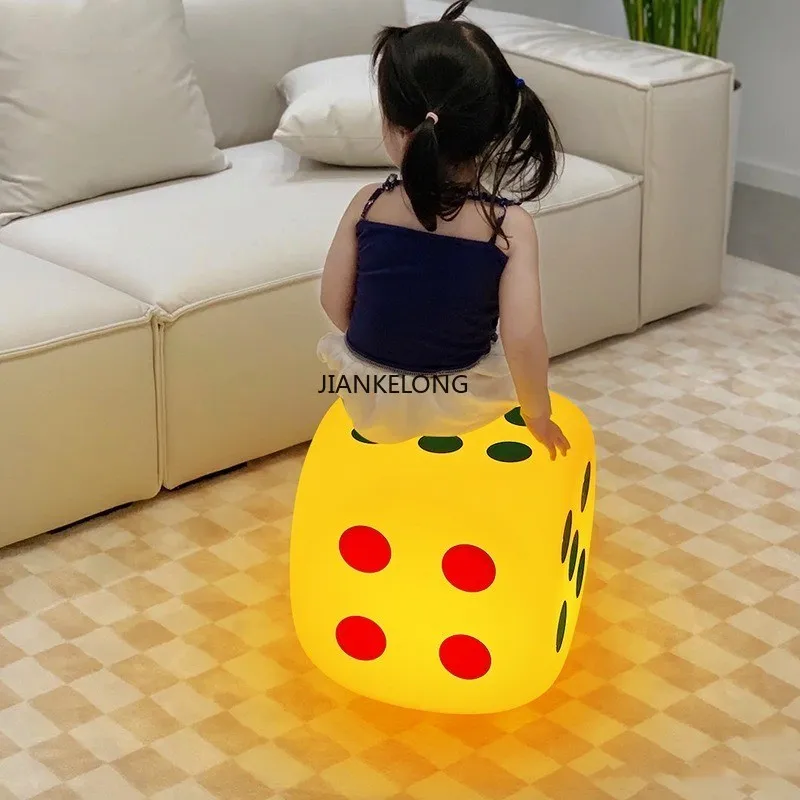 في الهواء الطلق إضاءة مقاومة للماء مضيئة غربال كوب البراز مكعب KTV طاولة القهوة المستديرة طاولة بار وكراسي أثاث طاولة فضفاضة