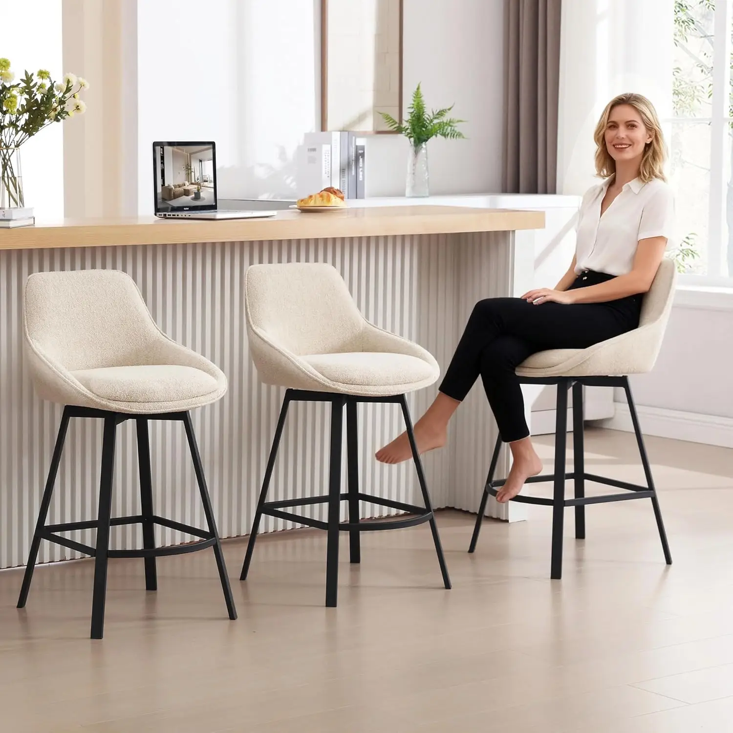 Juego de 2 taburetes giratorios para mostrador, taburetes de bar modernos de 26 pulgadas con patas de metal, taburetes de isla de cocina tapizados de lino beige