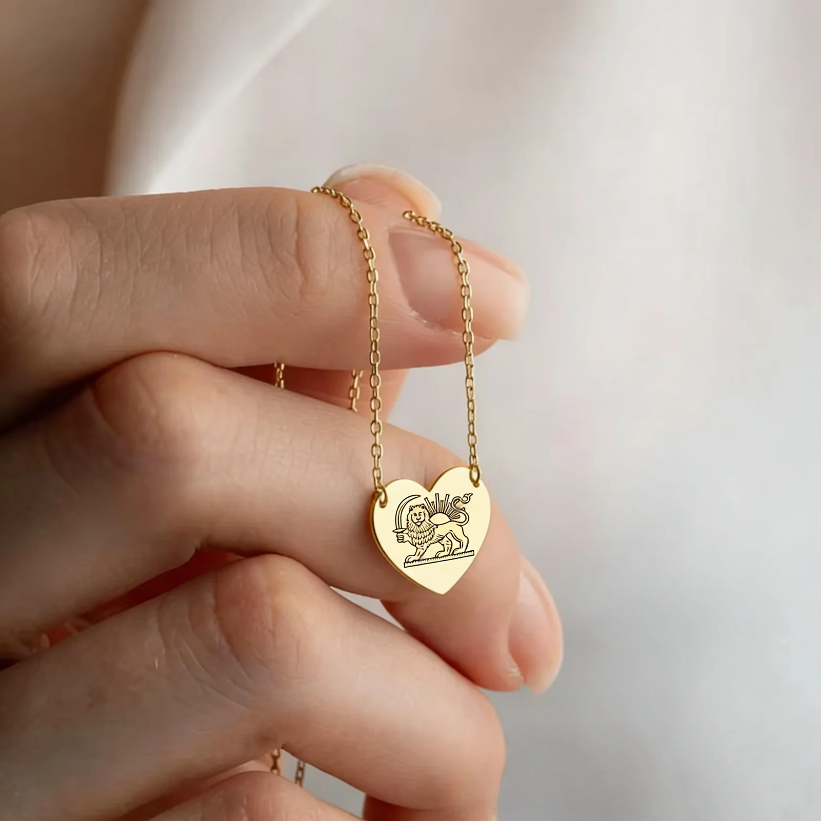 CoolTime Vintage Iranische Halskette mit historischem Löwen- und Sonnenherz-Anhänger für Damen und Herren, klassisches Iran-Symbol, Persien-Schmuck, Geschenk – Detail 4