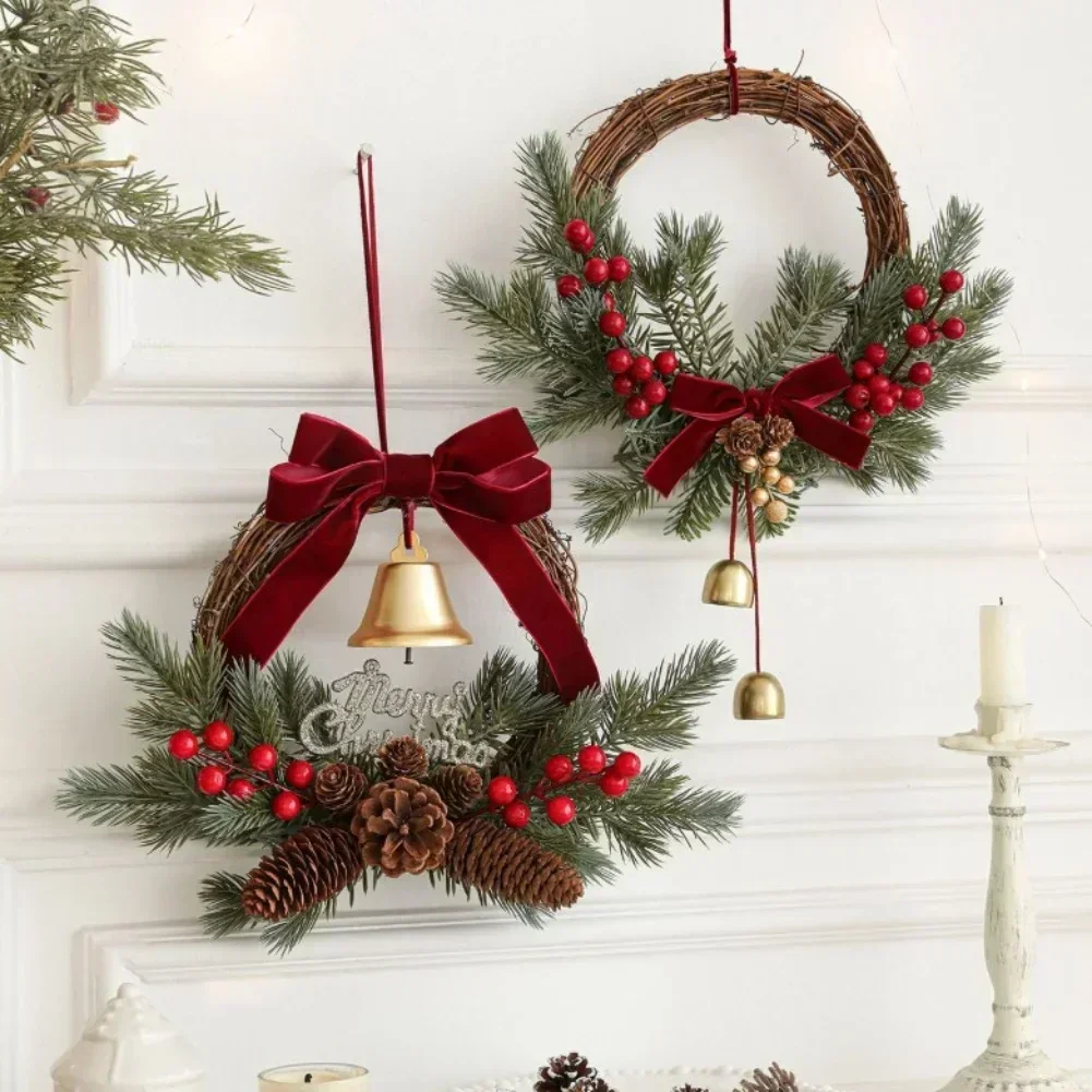 

Рождественский венок из ротанга с колокольчиками и красными бантами, декоративный домашний акцент с сосновыми шишками и ягодами для использования в помещении и на открытом воздухе 35 см