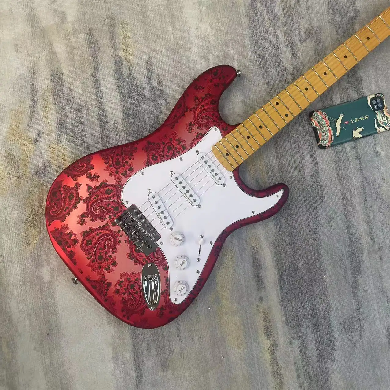 Hand-painted 6-string split electric guitar, with a metal red body, matte color, maple fingerboard, white protective plate, sing