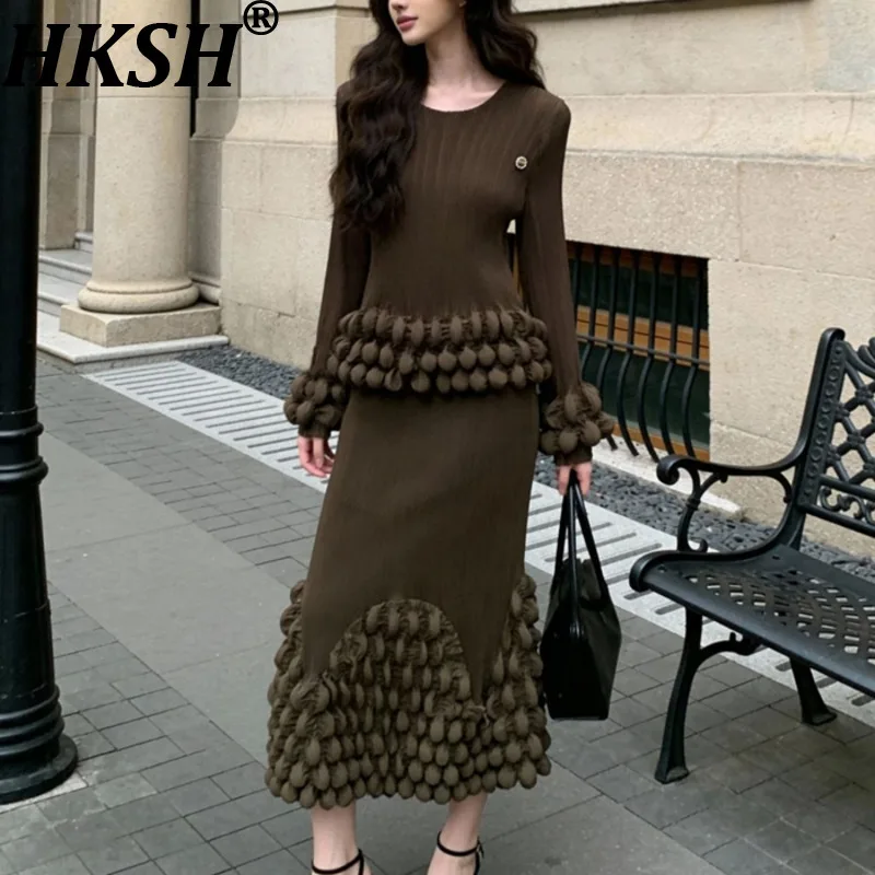 

Женский элегантный плиссированный комплект HKSH из двух предметов: топ с круглым вырезом и длинными рукавами, юбка с оборками и эластичной талией. Модная новинка Весна 2026 HK19336