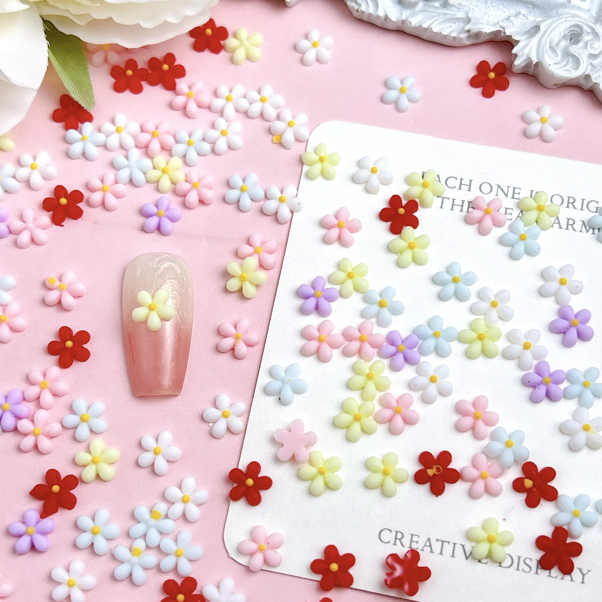 50PCS Macaron farbige Mini fünfblättrige Blumen Harz Nail Art Dekorationen Kawaii minimalistische süße Blüten Nagel Charms DIY Nägel
