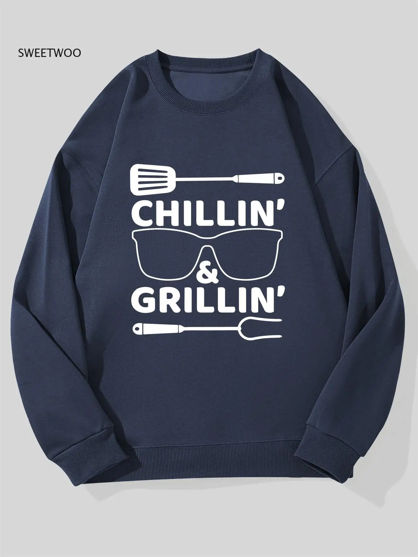 

Men's Chillin' & Grillin' BBQ-Themed Oversized Sweatshirt - Black with White Grill Tools & Slogan Print (Tongs, Spatula, Fork)