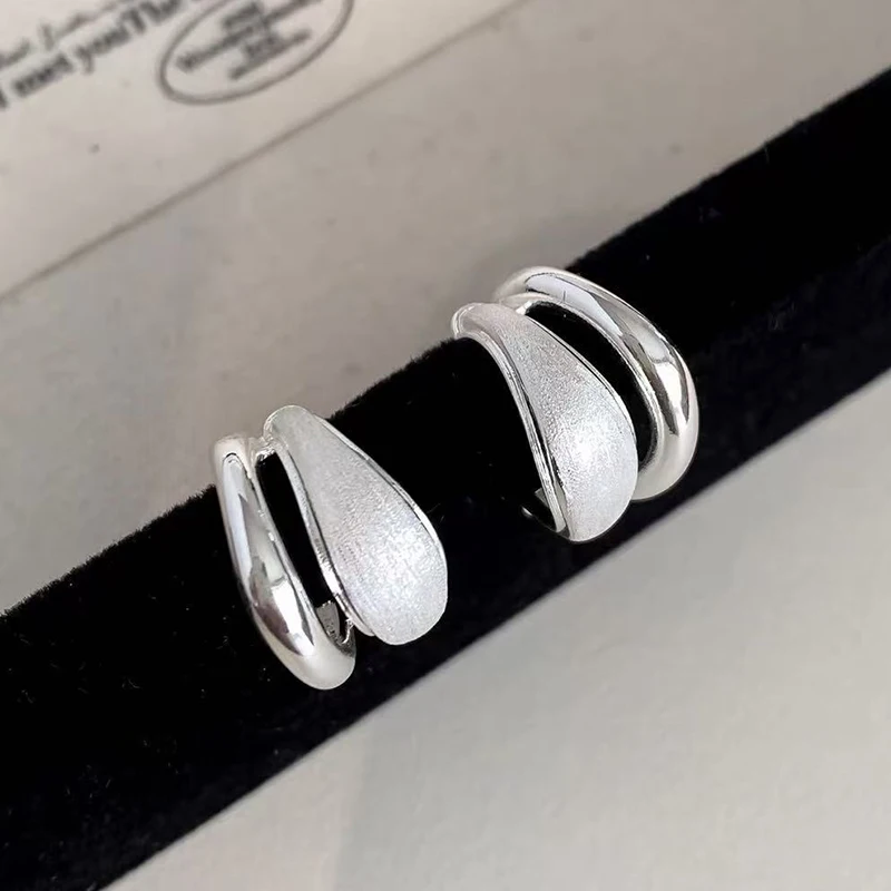 GANPUP Minimalistische Silberfarbene Creolen für Damen, Koreanische Mode, Neuer Ohrschmuck, Geschenk für Party und Urlaub. – Detail 3