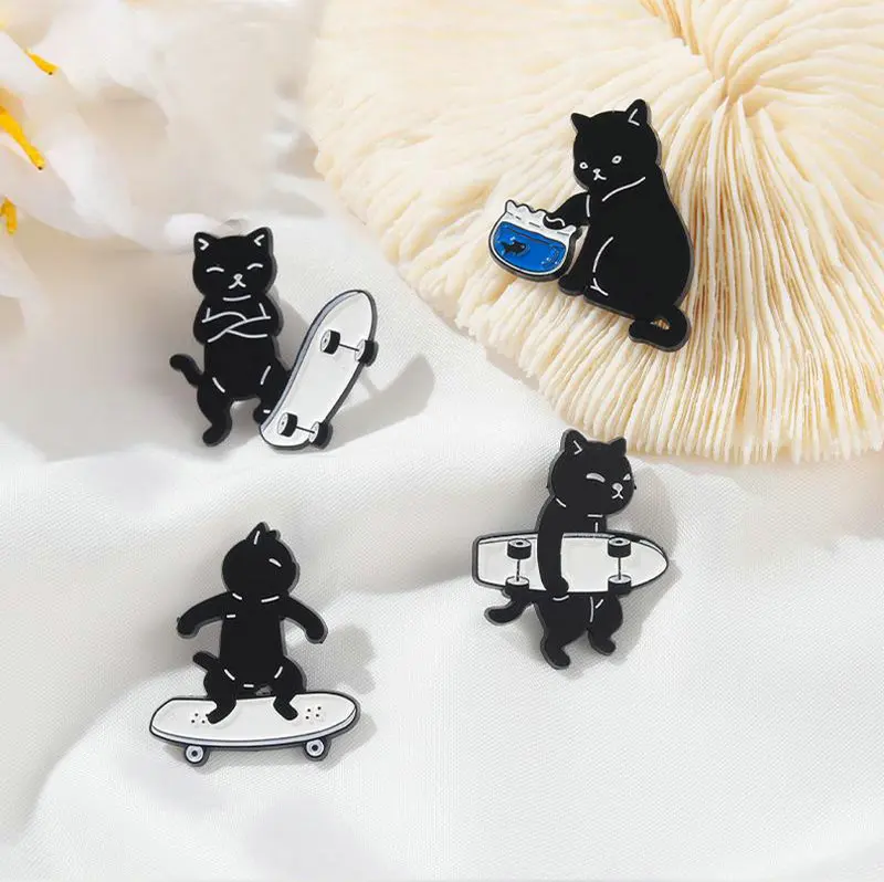 Pino de skate gato esmalte pinos personalizado legal cara branco preto gatinho broche lapela crachá saco dos desenhos animados animal jóias presente para crianças amigo