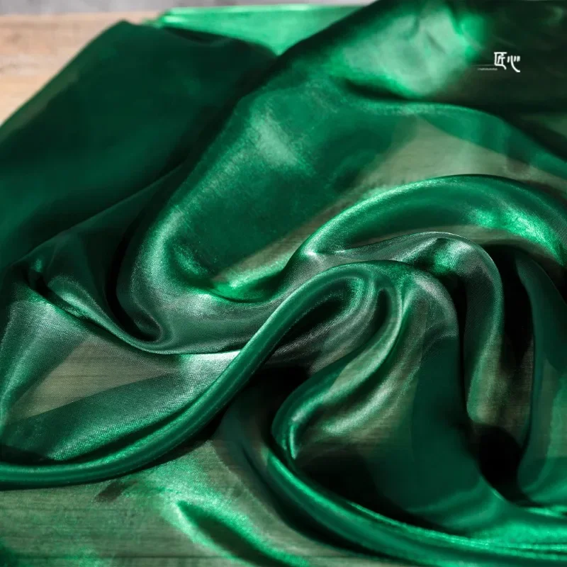 Tessuto di raso verde scuro morbido sfondo lucido decorazione della tavola abbigliamento Designer abbigliamento di stoffa cucito per metri materiale