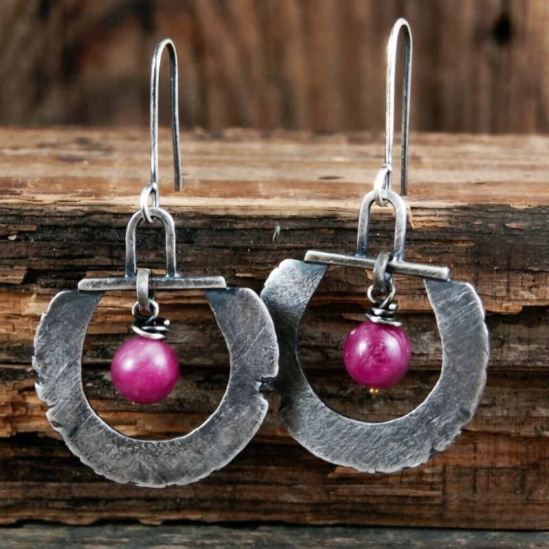 Ethnische rote Perlen-Ohrringe mit Hammermuster, Vintage-Hängeohrringe für Damen, charmanter Nischenschmuck für Festival und Urlaub, handgefertigte Accessoires.
