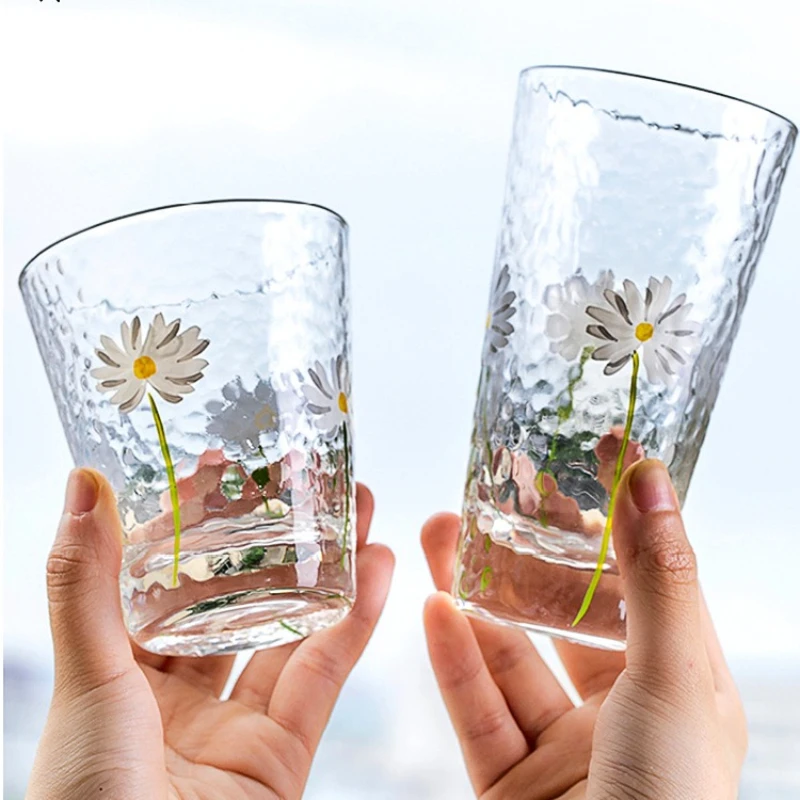 Glasbecher mit gehämmerter Textur und Gänseblümchenmuster, kreatives Design für Wasser, Saft, Getränke, Heimgebrauch, hitzebeständiges ästhetisches Geschenk