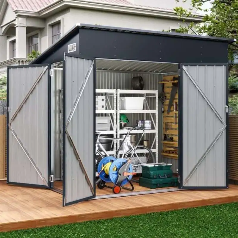 Abri de jardin en acier galvanisé gris foncé 235 × 174 cm. Toit incliné anti-pluie, trois portes verrouillables avec serrure et clés. Volume intérieur spacieux de 5,3 m³ avec aérations. Convient pour ranger vélos, outils de jardin et équipements extérieurs