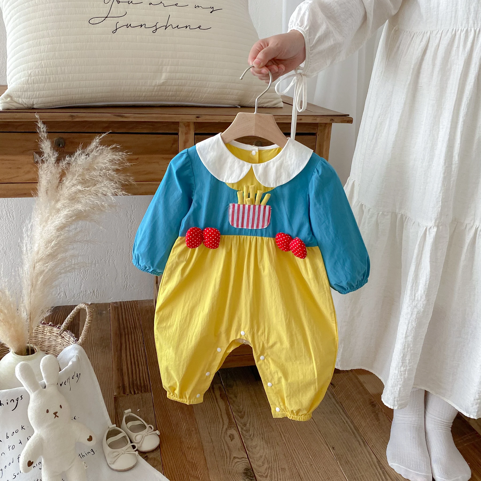 

In the autumn of 2025, the new baby girl will be dressed in a cute French fries doll collar, a long-sleeved one-piece dress with