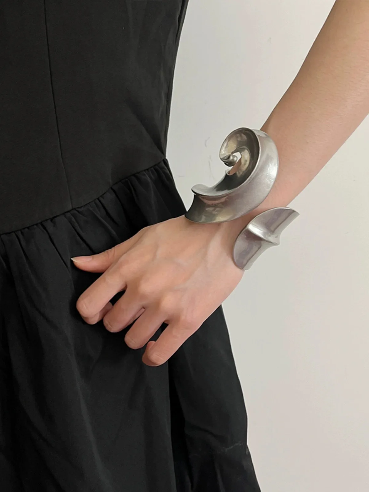 Spring Summer Metal Smooth Spiral C-Shape Geometric Irregular Chunky Bangle Bracelet for Women Girls Fashion Retro Jewelry