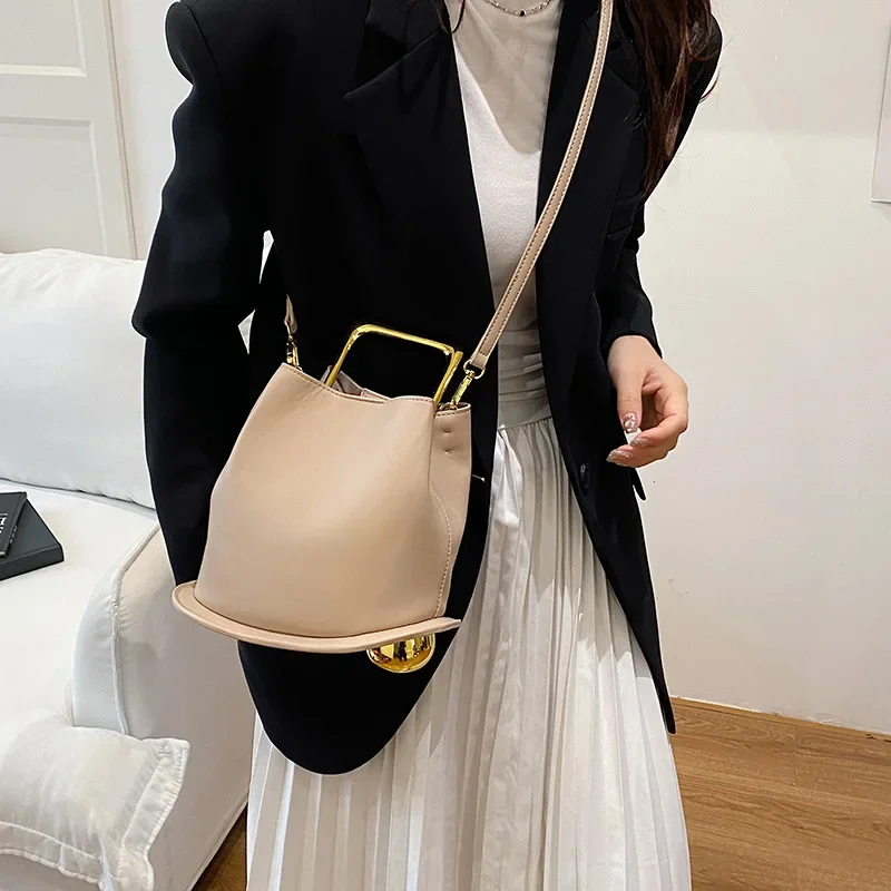2026 الشتاء الاتجاه الفاخرة تصميم عادية الملمس دلو حقيبة جديدة حقيبة نسائية موضة الكتف حقيبة ساعي حقيبة نسائية شعبية