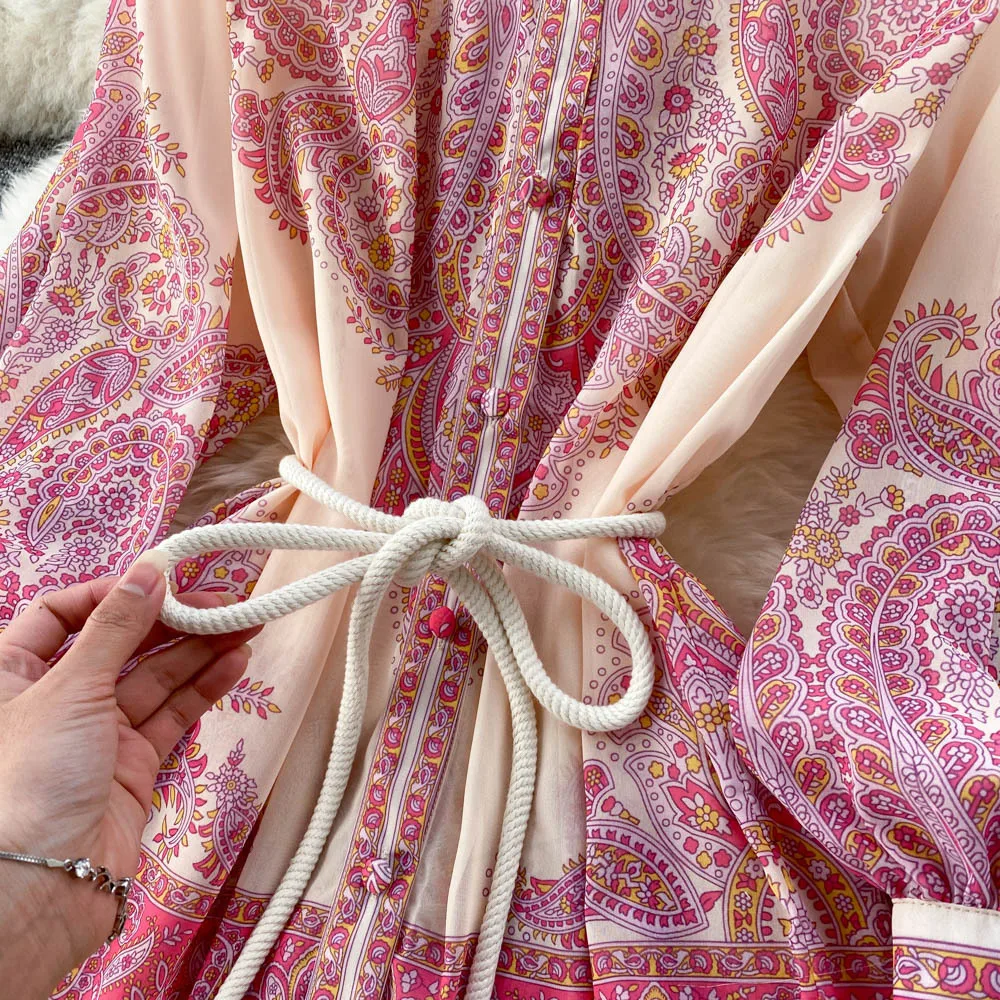 ฤดูใบไม้ผลิและฤดูร้อนความรู้สึกการออกแบบใหม่ยืนขึ้นคอโคมไฟแขนพิมพ์ชุดหลวมและลดน้ําหนักไหลกระโปรงยาว