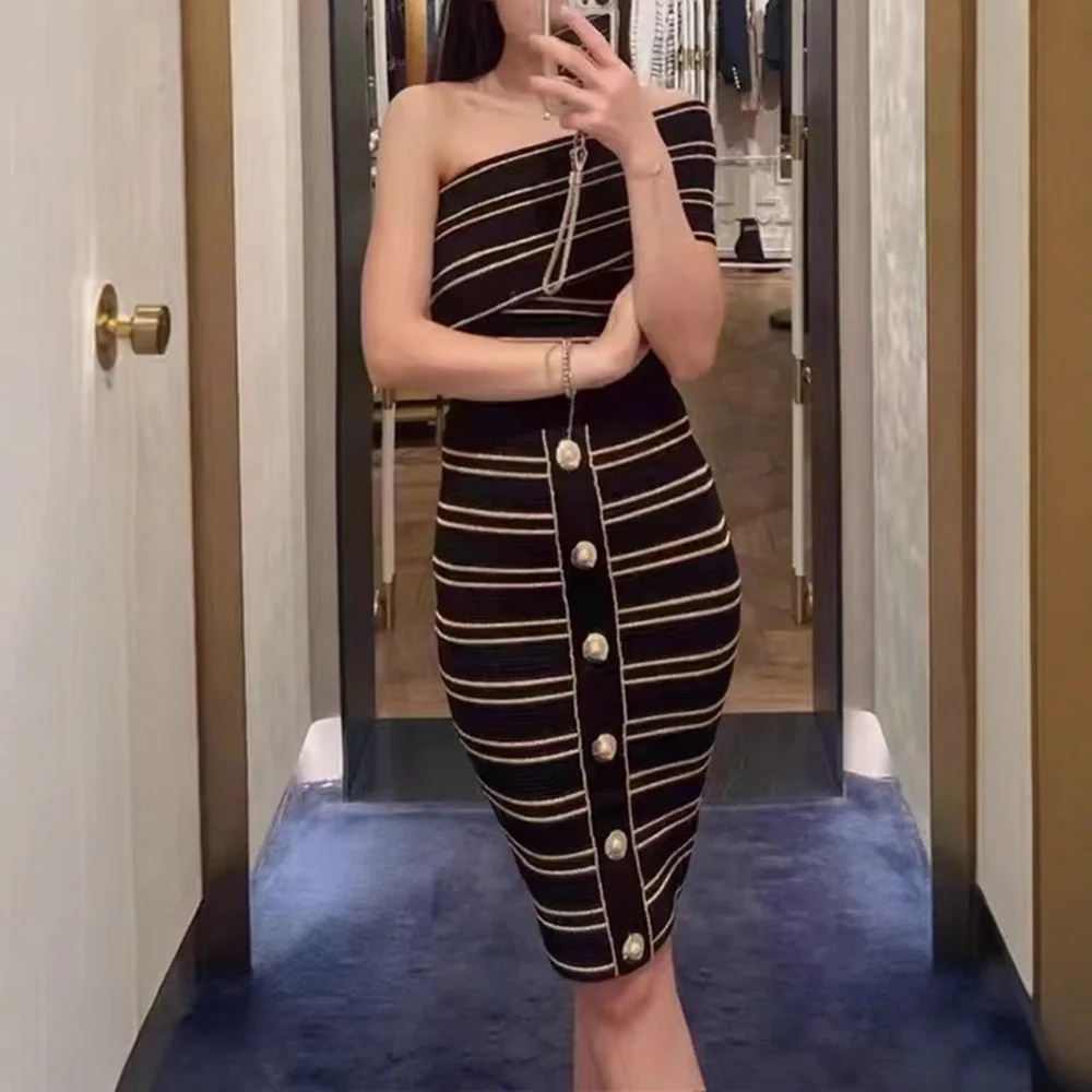 Ensemble deux pièces pour femme : camisole à épaules dénudées avec rayures dorées et détails à lacets, veste légère assortie, tenue d'automne