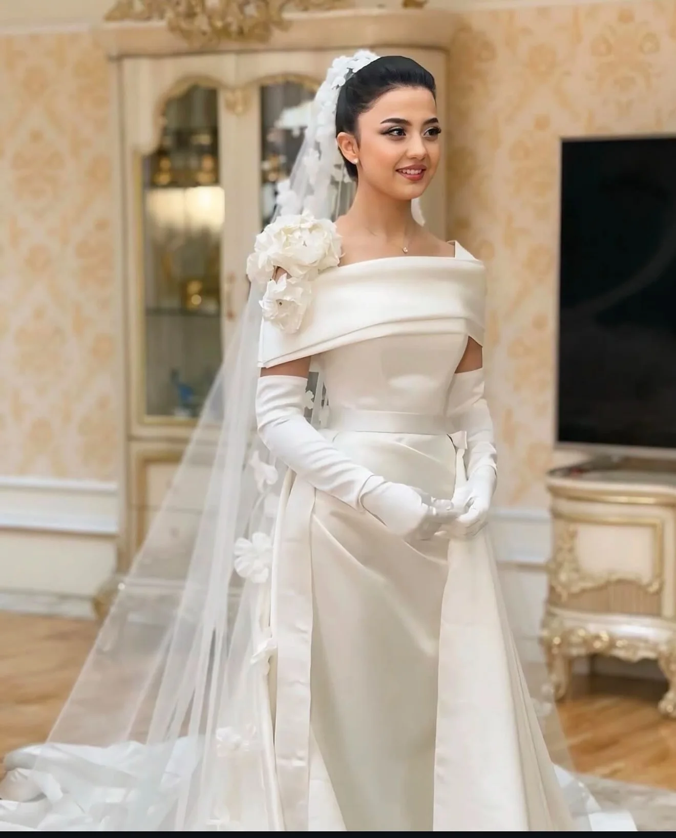 

Customized White Simple Classic Wedding Dress Soft High Quality Satin Bridal Party Off the Shoulder Ruched Bridal Gowns