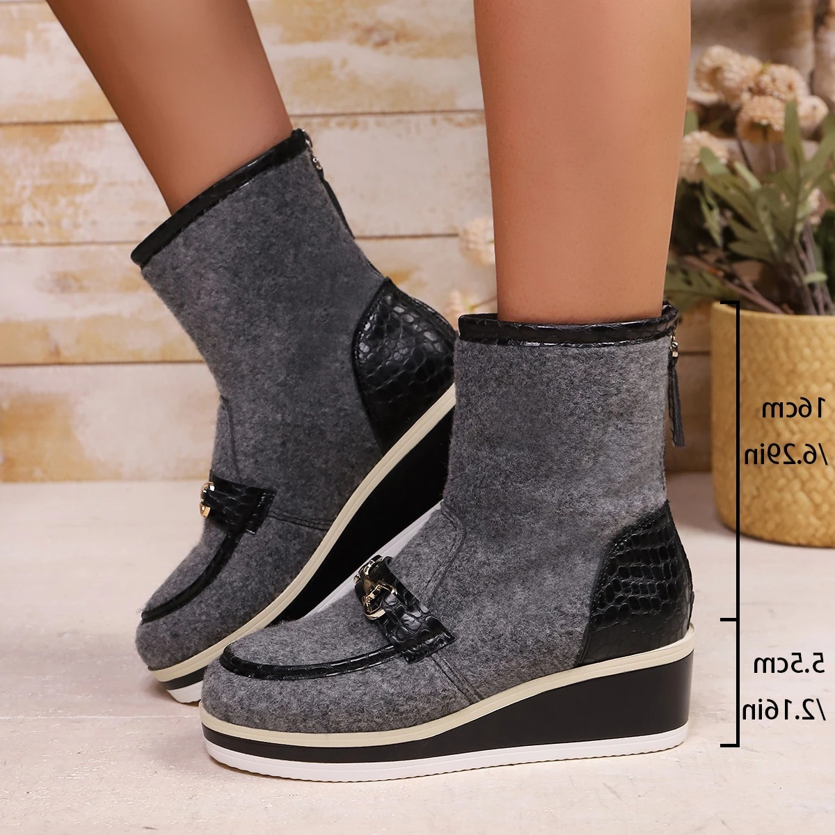

Женские теплые короткие ботинки на толстой подошве с мягкой плюшевой подкладкой - зимние модные модные ботинки на танкетке с застежкой-молнией сзади.