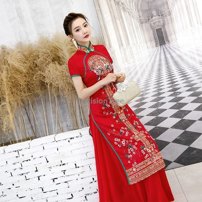 فستان تشيباو الجديد المطرز للحفلات على الطراز الصيني العرقي لعام 2025 فستان تشيباو الأنيق يظهر مزاجه فستان الأداء