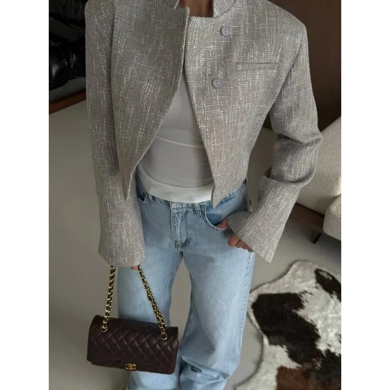 Damska kurtka z krótkim krojem, stójką, zapinana na jeden guzik, modna, z długim rękawem, w stylu marynarki, na wiosnę 2026, do noszenia na co dzień, na ulicy.