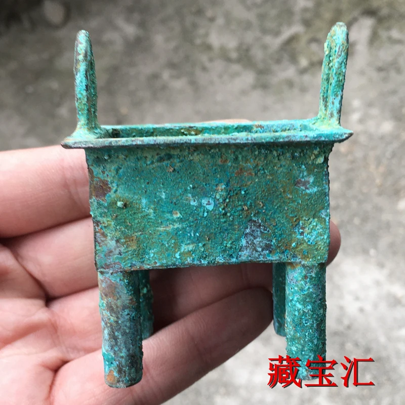 

Rare bronze green rust coated bronze ware, four legged double eared tripod incense burner ornaments collected from countryside