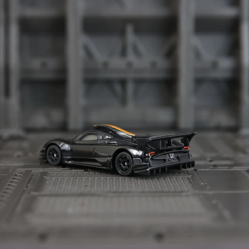 

Модель суперкара Pagani из сплава, масштаб 1:64, подходит для коллекции и может быть подарен друзьям на день рождения.