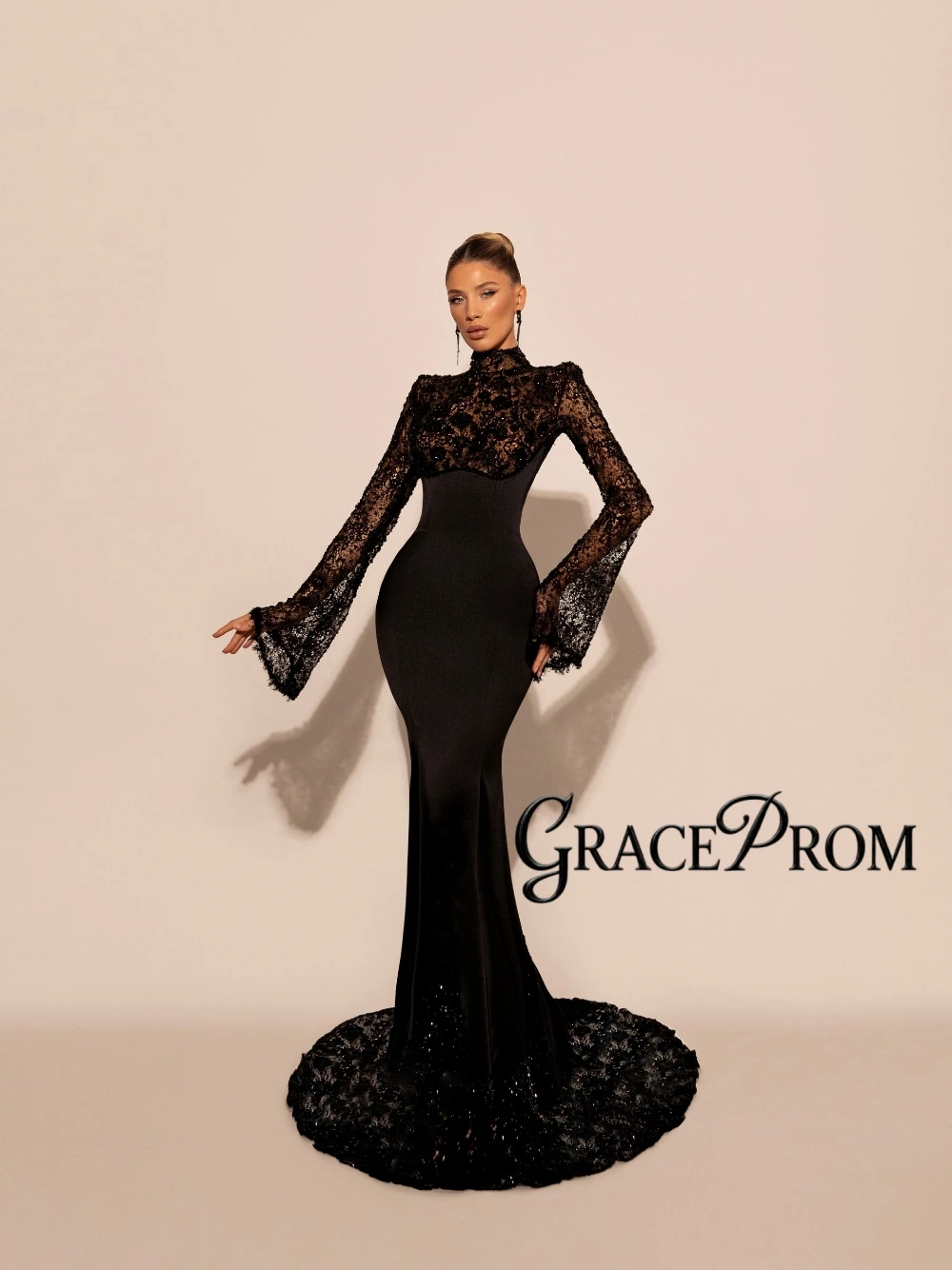 

Облегающее черное вечернее платье русалки с высоким воротником и прозрачными кружевными рукавами-колокольчиками Шикарная замочная скважина сзади и шлейф с пайетками для выпускных мероприятий