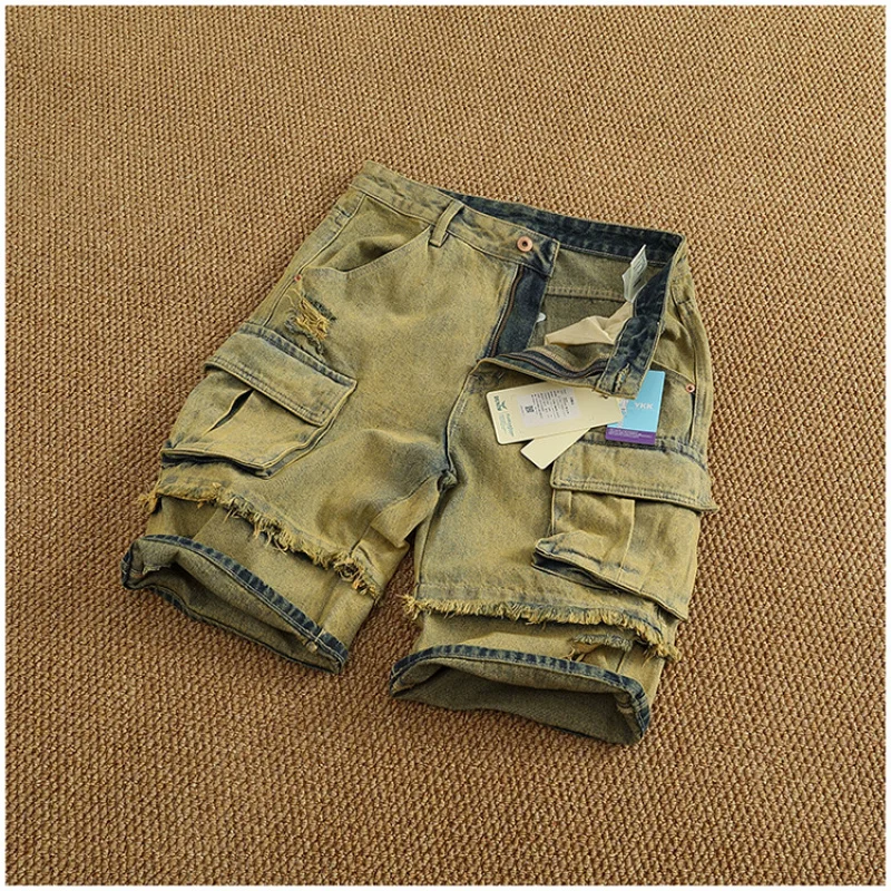 Pantaloncini in denim tinto di fango giallo da uomo in estate, larghi e retrò, marchio di tendenza con tasche multiple e pantaloni da cinque quarti