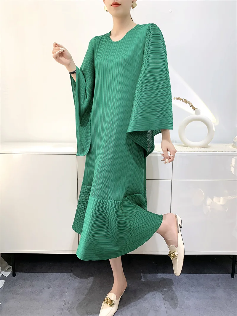 

2024 New Fashion Summer Solid Three House Pleated Dress Elegant Women's V-neck Bat Sleeve High Elastic Loose Mermaid Midi Dress