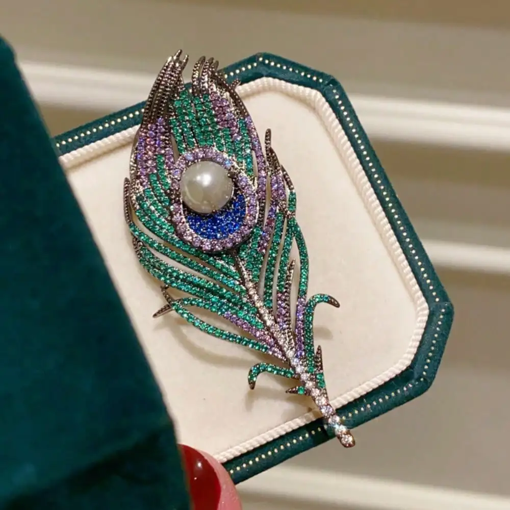 Broche de Pluma de Pavo Real en Tono Plateado - Cristales Multicolores, Centro de Perla Blanca, para Uso Diario, Regalo Ideal para Amantes de los Pavos Reales