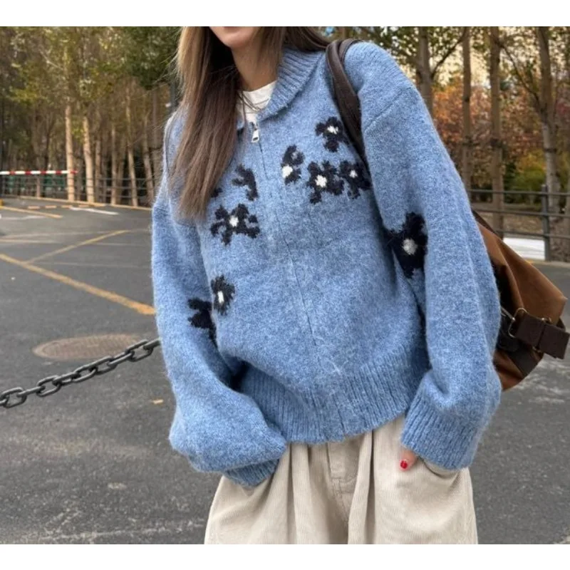

2025 Autumn/Winter New Design Style Lazy Style Embroidered Hooked Zipper Blue Knitted Sweater Coat Women's Knitted Cardigan