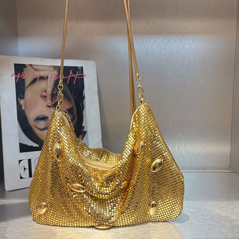 

Золотая высококачественная нишевая дизайнерская сумка в иностранном стиле, популярная весной и летом, сумка-мессенджер, сумка на одно плечо под мышками.