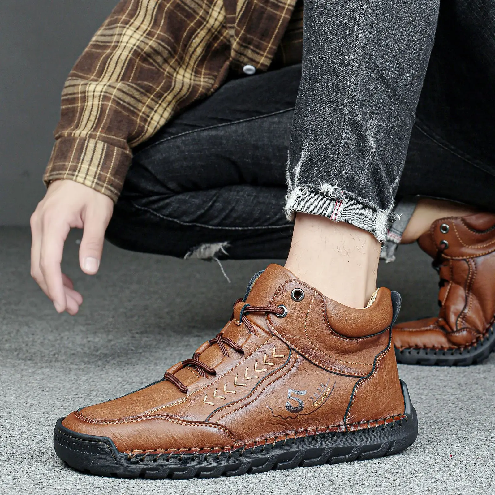 

Новые кожаные мужские ботинки ручной работы, уличные дизайнерские кроссовки, мужская дышащая повседневная кожаная обувь, мужские ботильоны, осенние большие размеры