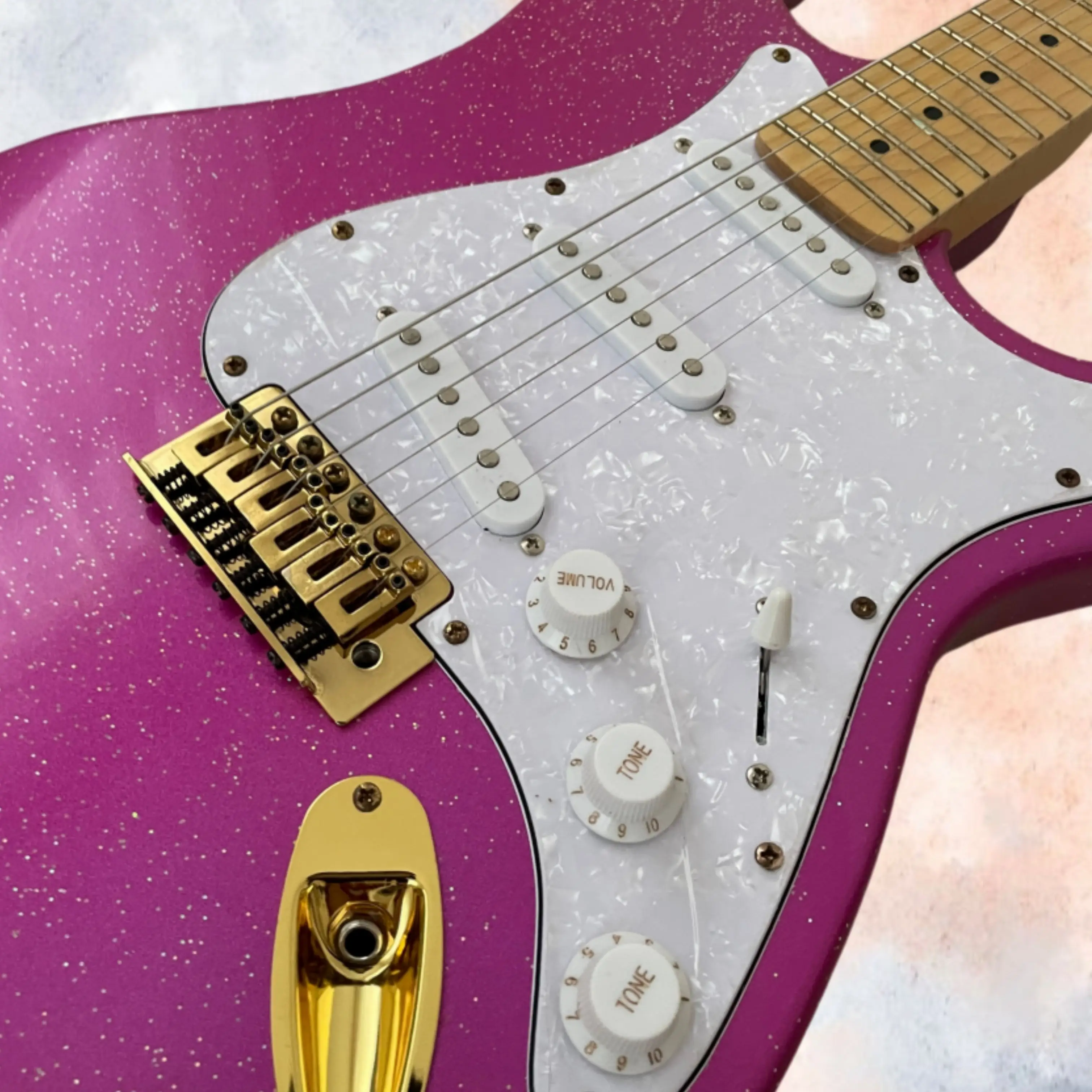Fashionable Pink Glossy Electric Guitar,Pearl White Pickguard,Gold Hardware,SSS Pickups Guitars,Female Enthusiasts Guitarra