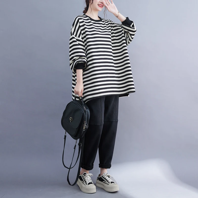 เสื้อยืดแขนยาวทรงหลวมสำหรับผู้หญิงไซส์ใหญ่ สไตล์เกาหลี คอกลม ความยาวปานกลาง ลายทาง สำหรับฤดูใบไม้ร่วงและฤดูหนาว