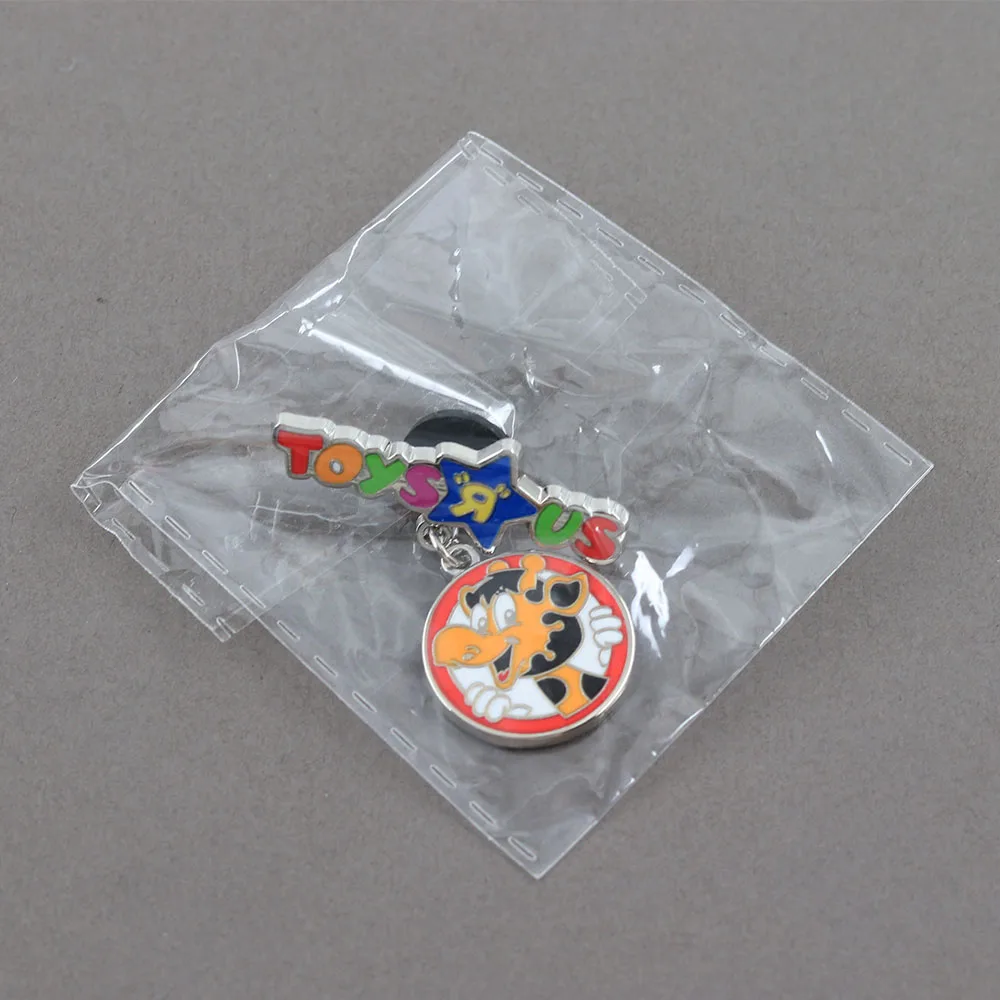 Lustige Retro-Spielzeugladen-Emaille-Pins, Niedliche Cartoon-Giraffe mit Hängendem Buchstabenschild, Nostalgische Kinder-Abzeichen, Rucksack-Anstecknadel – Detail 9