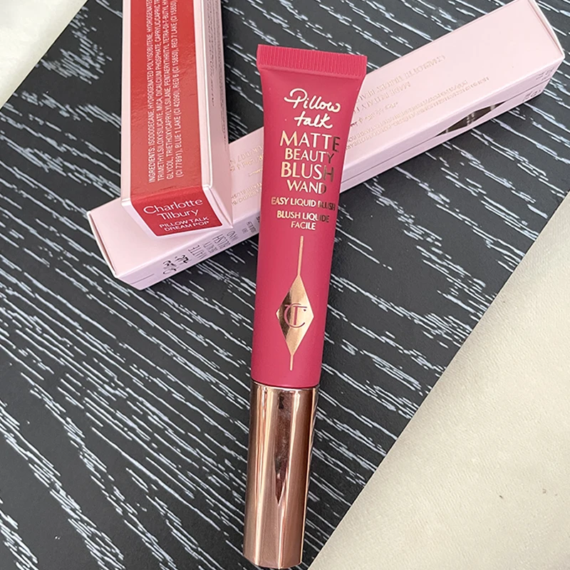 Charlotte CT Cushion Blush Stick, langdurige natuurlijke kleur, dubbelzijdige blush voor lippen en wangen, geperst poeder van Tilbury.