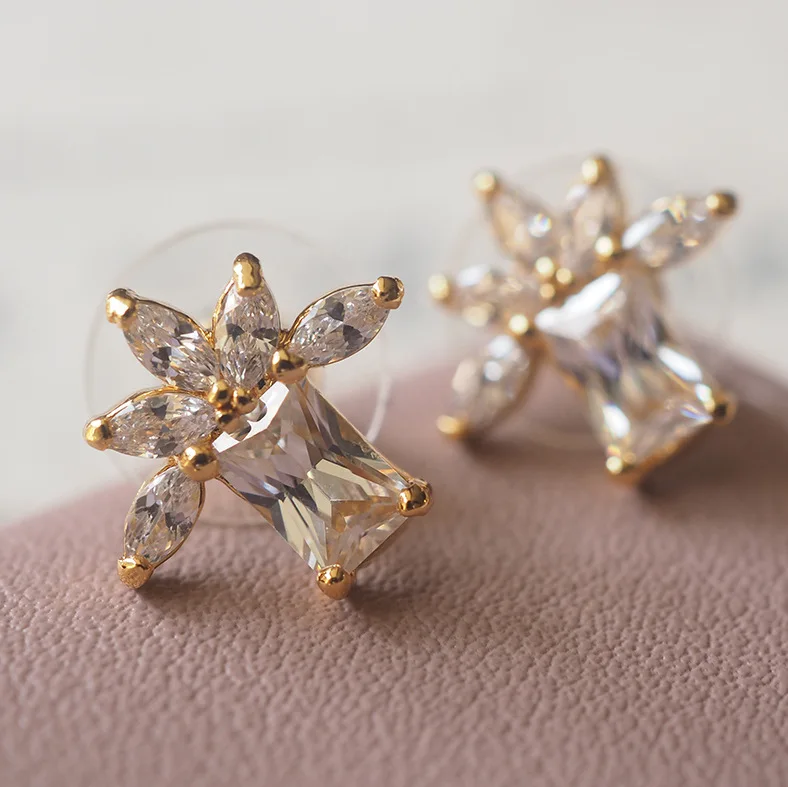 

Korean Vintage Light Jewelry - Niche Zircon Iris Stud Earrings