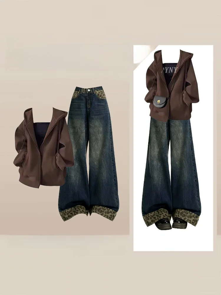 

Комплект из трех предметов для ранней зимы: красивый вязаный топ с длинным рукавом, простой ретро-худи и джинсы в стиле русалки