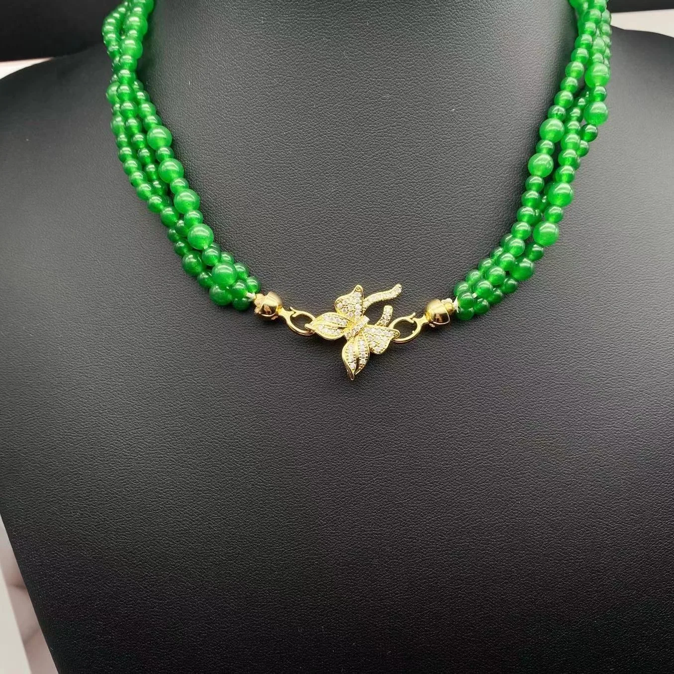 

Natural green agate women's design sense retro necklace neck chain niche versatile light luxury collarbone chain