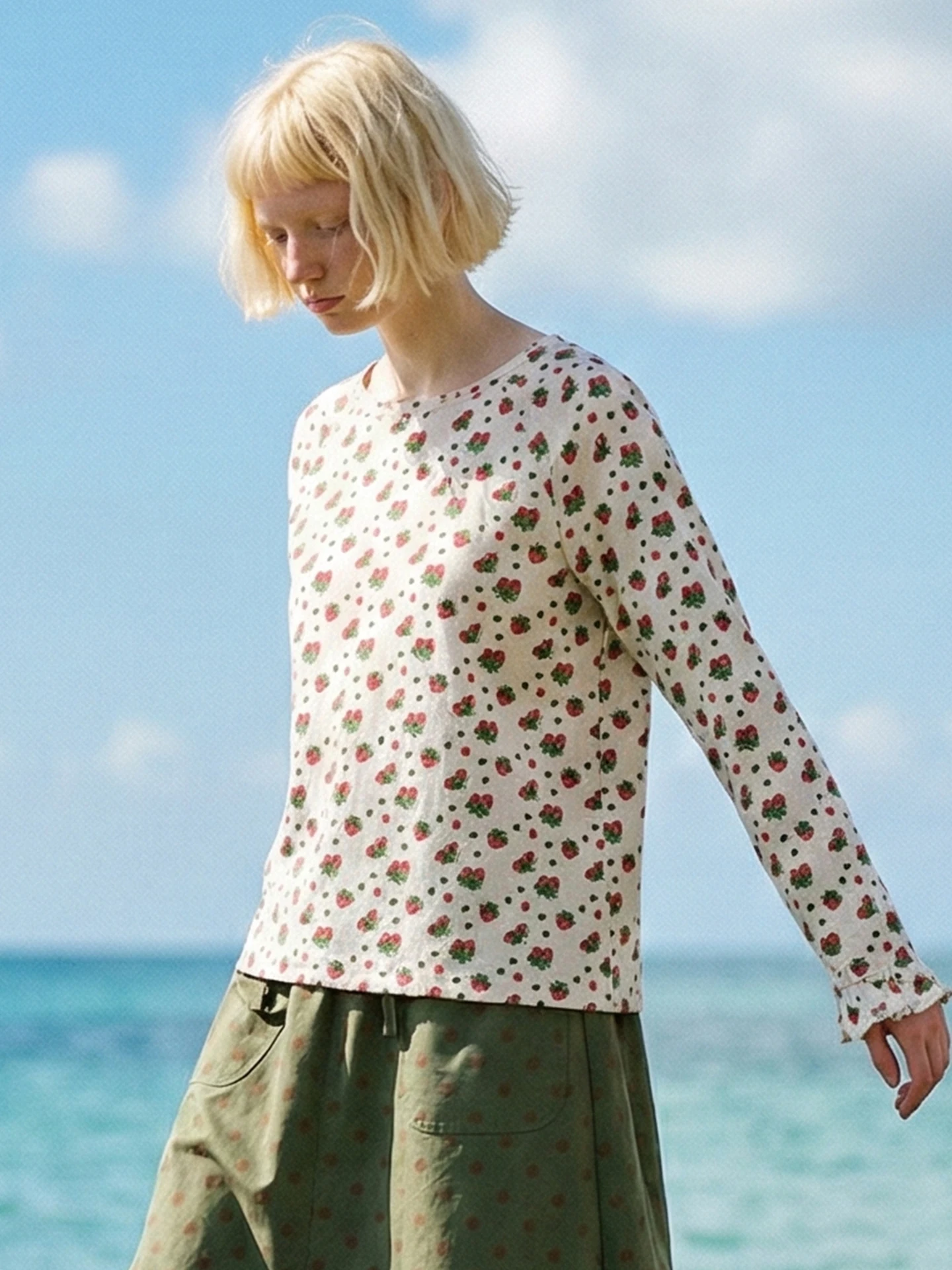 

White strawberry long-sleeved T-shirt, imakokoni 2026 Autumn/Winter Casual Lace Trim Innerwear Round Neck Women's 255308